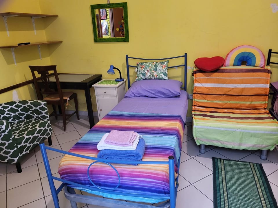 Bed-Letto-Cama in Shared Room Camera Condivisa Hostel in Naples