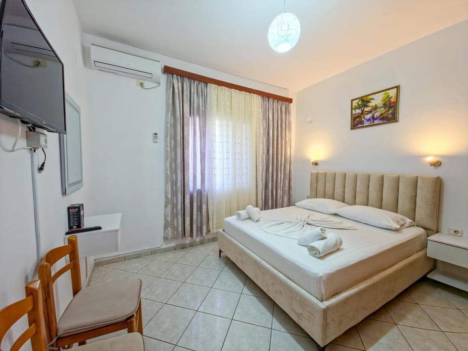 Communal lounge/ TV room, Bed, TV and multimedia, Photo of the whole room, Bedroom, towels, wardrobe, air conditioner