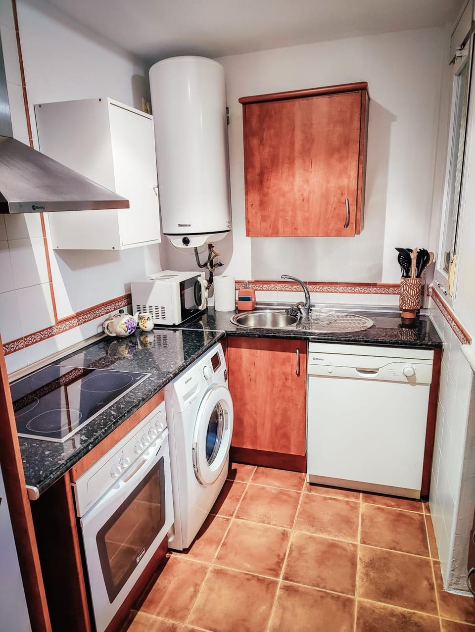 Kitchen or kitchenette, dishwasher