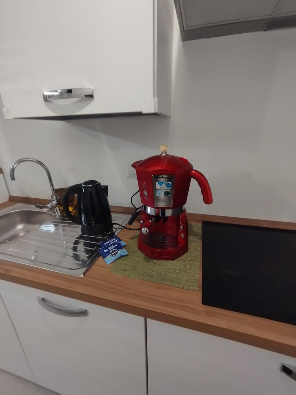 Coffee/tea facilities, Kitchen or kitchenette, stove