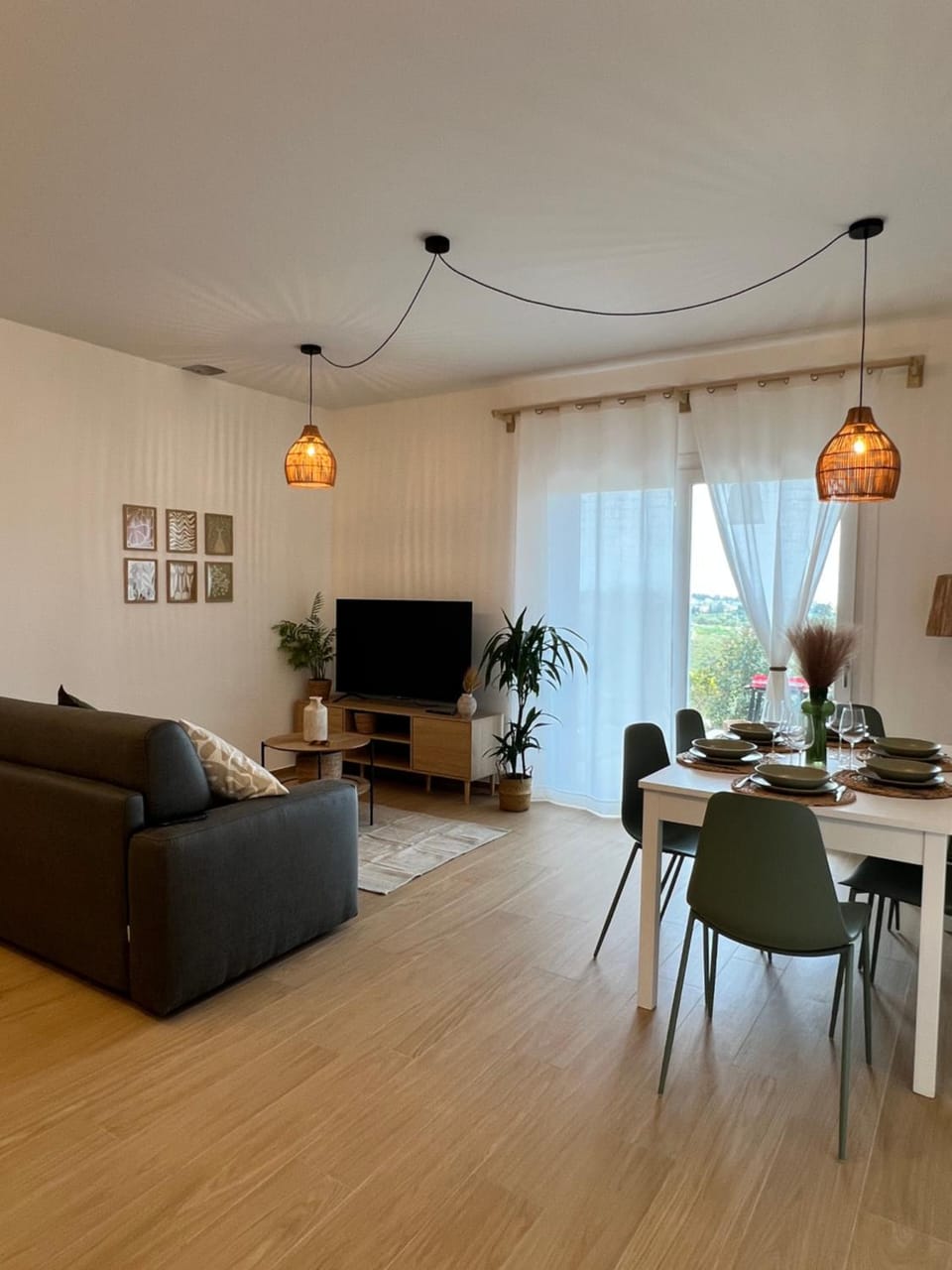 Communal lounge/ TV room, TV and multimedia, Living room, Seating area, Dining area, Evening entertainment