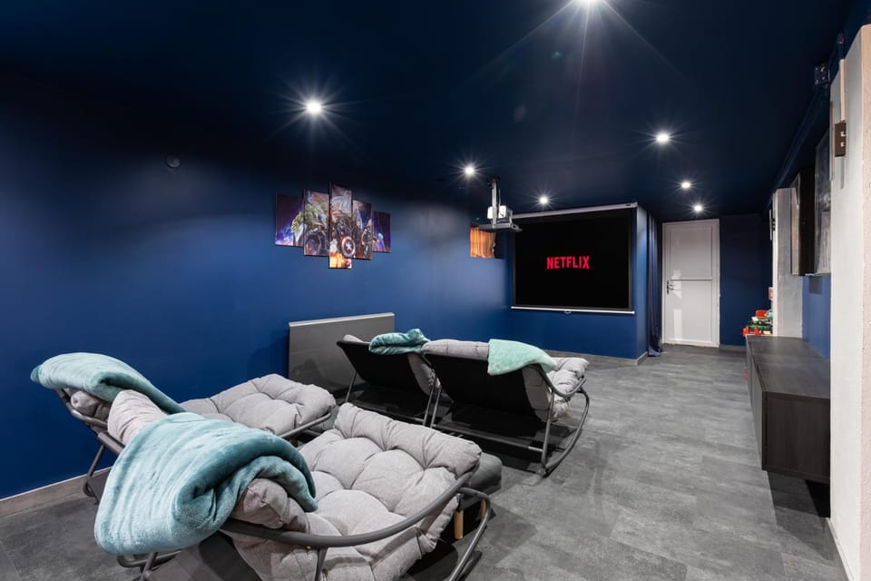 Communal lounge/ TV room