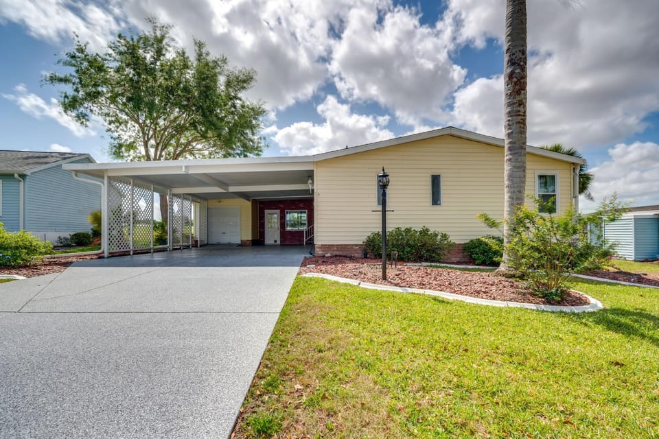 Golf-Front Hilltop Cottage in The Villages! House in Lady Lake