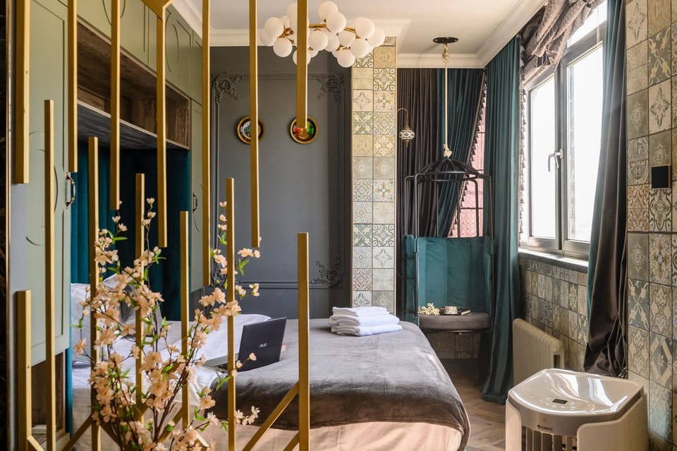 Bed, Bedroom, towels