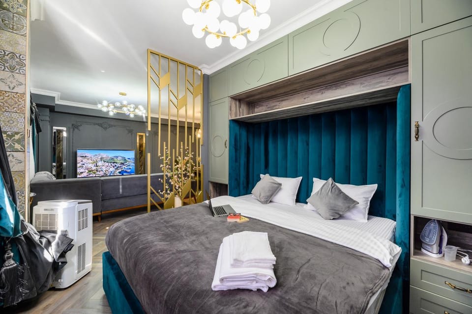 Bed, TV and multimedia, Photo of the whole room, Bedroom, towels