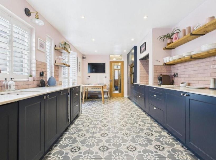 Coffee/tea facilities, Kitchen or kitchenette, dishwasher, microwave, oven, stove, toaster, washing machine