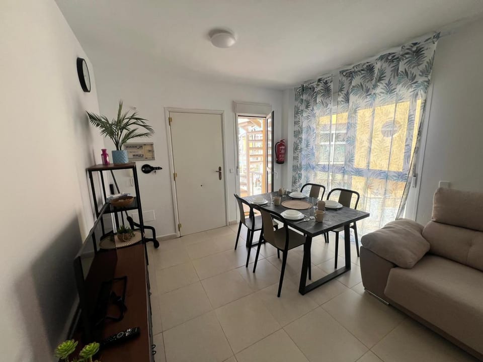 TV and multimedia, Living room, Seating area, Dining area