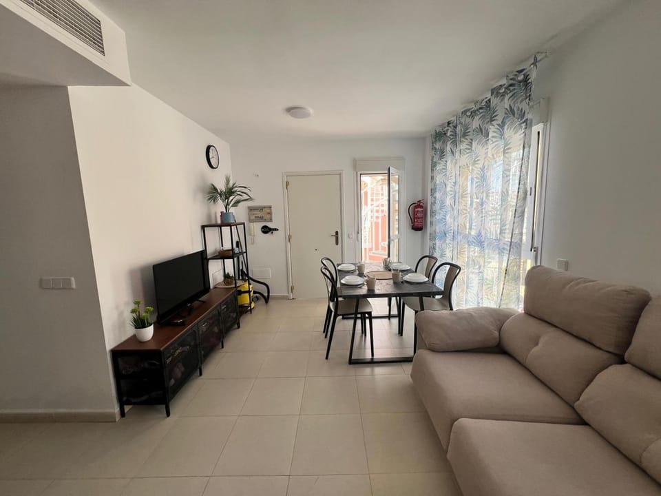 TV and multimedia, Living room, Seating area, Dining area