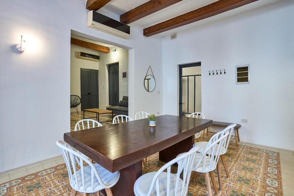 3-Bedroom Apt - 3min to Seafront - High speed WiFi Apartment in Sliema