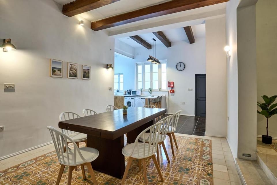 3-Bedroom Apt - 3min to Seafront - High speed WiFi Apartment in Sliema