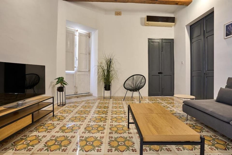 3-Bedroom Apt - 3min to Seafront - High speed WiFi Apartment in Sliema