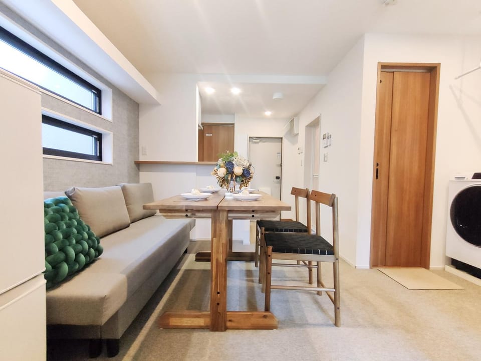 C3 Shibuya new hotel, 2 bedrooms and 1 living room, 7 mins to ST Max 6P 渋谷全新酒店 全新装修 两室一厅 交通中心 车站7分钟 最大6人 直达新宿 涉谷 表参道 品川 池袋 上野 代代木 银座 原宿 Apartment in Shibuya