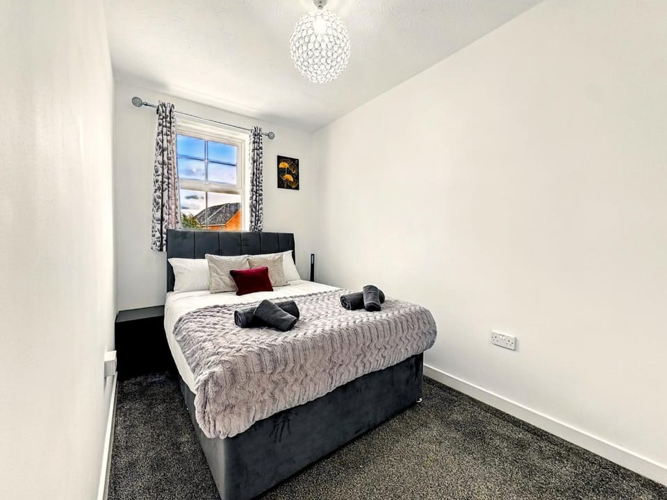Bed, Photo of the whole room, Bedroom, towels