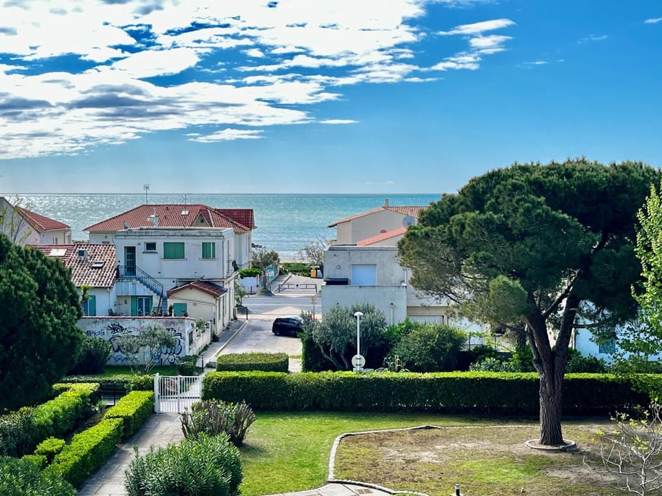 Property building, Nearby landmark, Day, Natural landscape, Garden, Balcony/Terrace, Beach, Garden view, Sea view