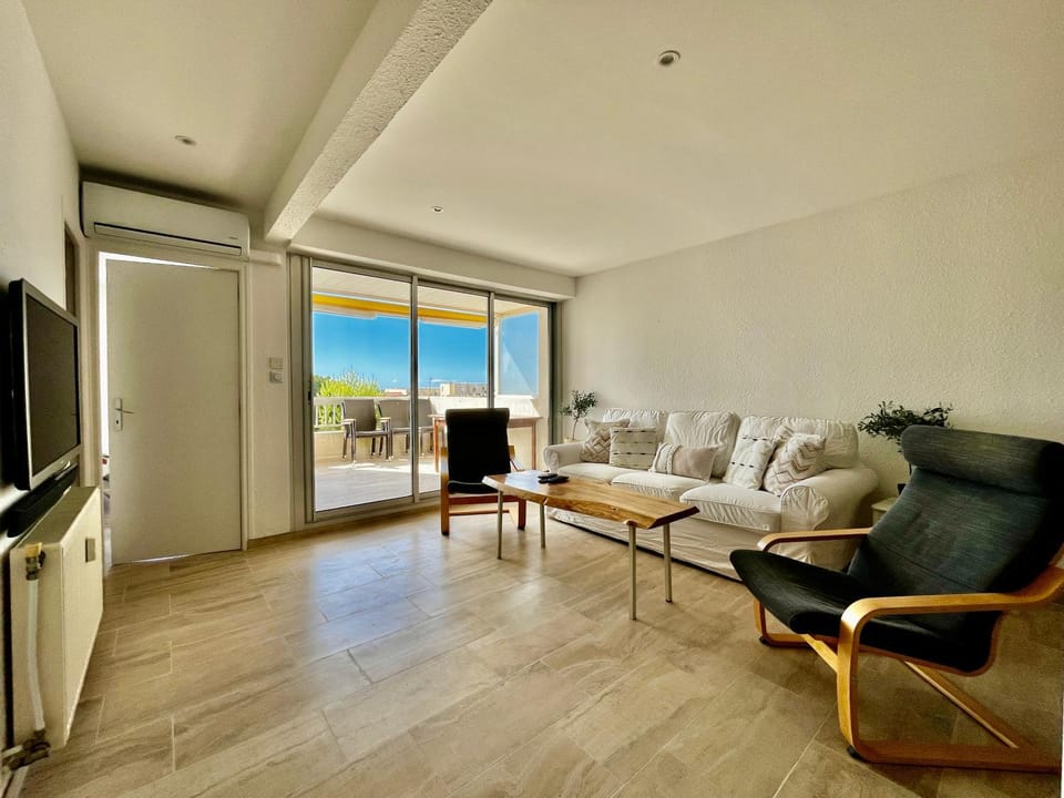 Communal lounge/ TV room, Natural landscape, TV and multimedia, Living room, Seating area