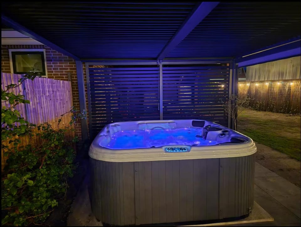 Hot Tub, Sauna