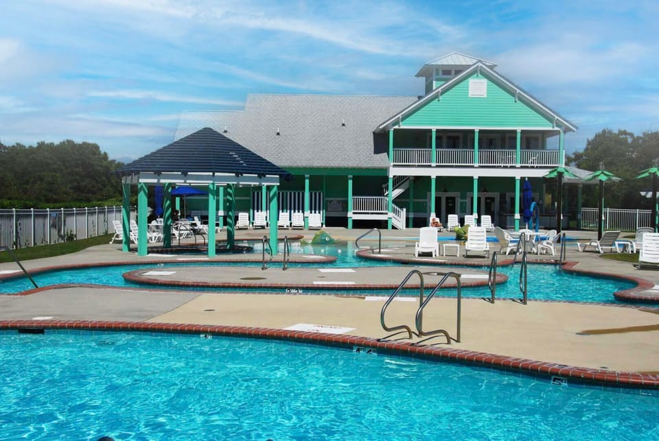 Pool view, Swimming pool, sunbed
