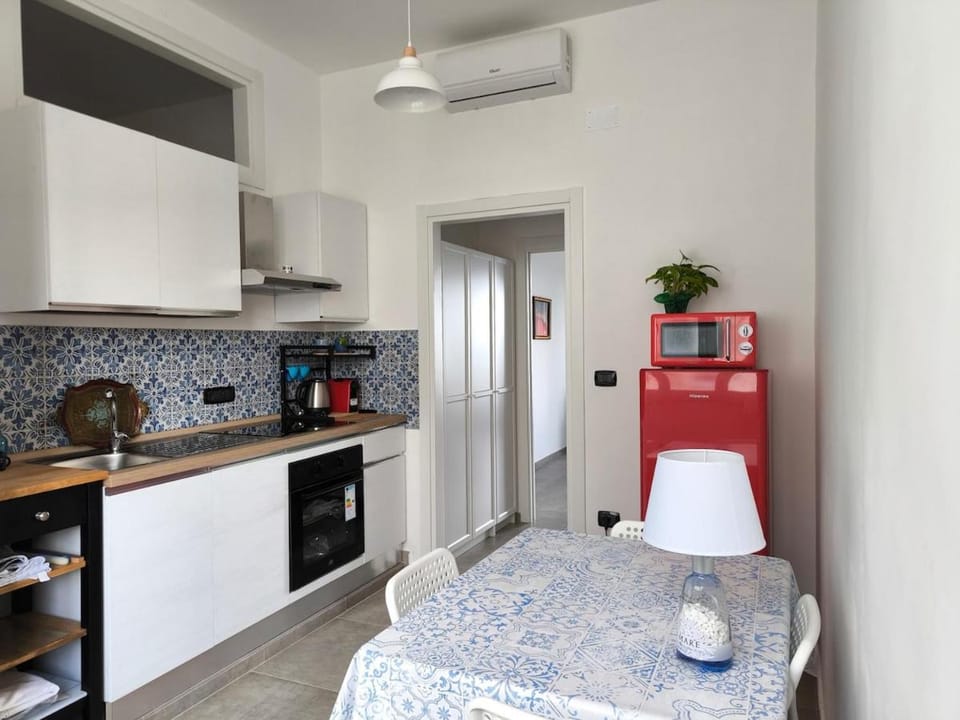 Kitchen or kitchenette, Photo of the whole room, Dining area, oven, stove, air conditioner
