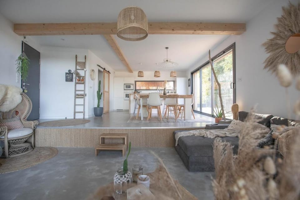Kitchen or kitchenette, Living room, Seating area, Dining area