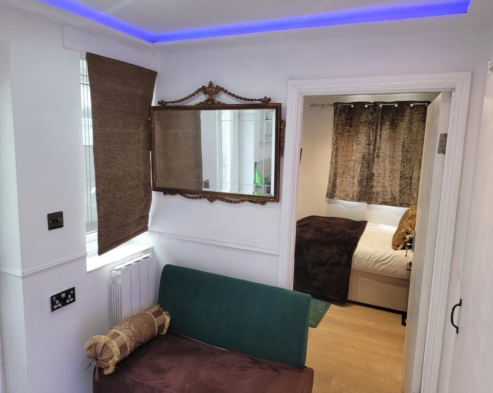Sweet mini 1 bedroom flat-sleeps up to 2 guest Apartment in Grays