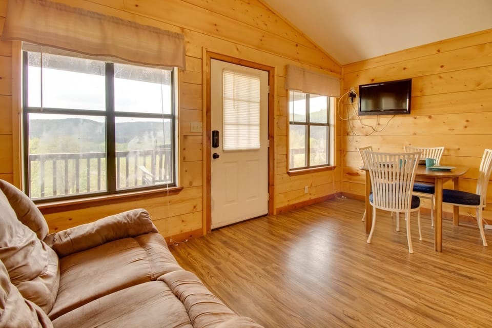 Close to River and Hiking Cabin in Mountain View Cabin in Arkansas