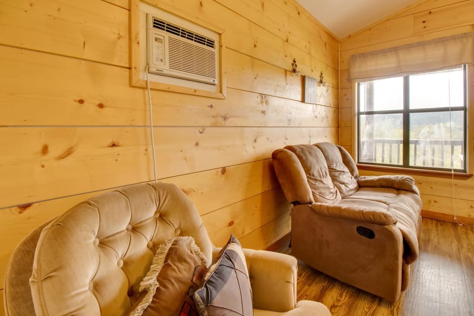 Close to River and Hiking Cabin in Mountain View Cabin in Arkansas