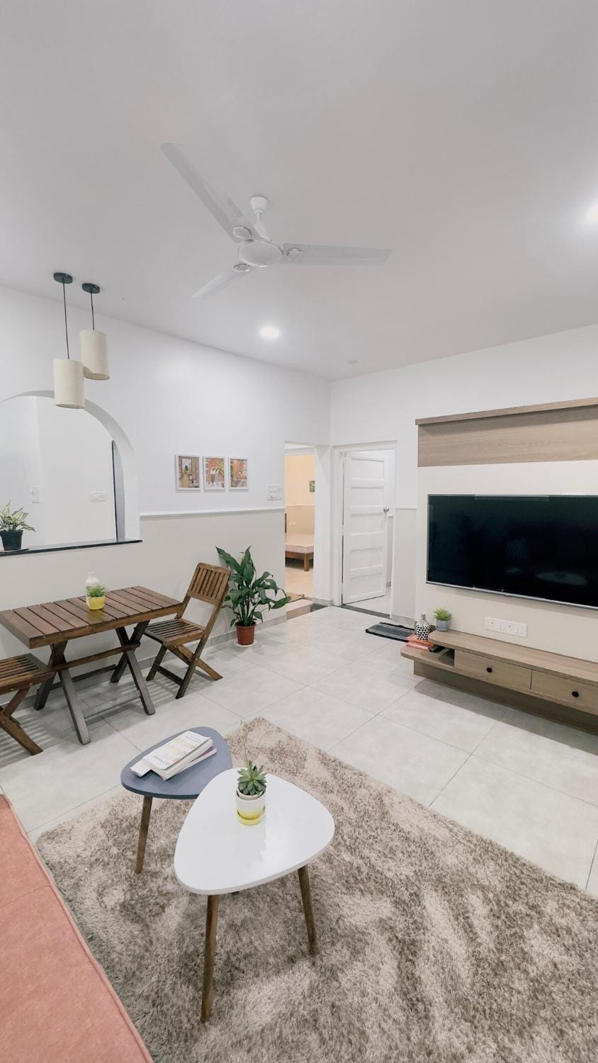 Communal lounge/ TV room, TV and multimedia, Living room, Seating area, Evening entertainment