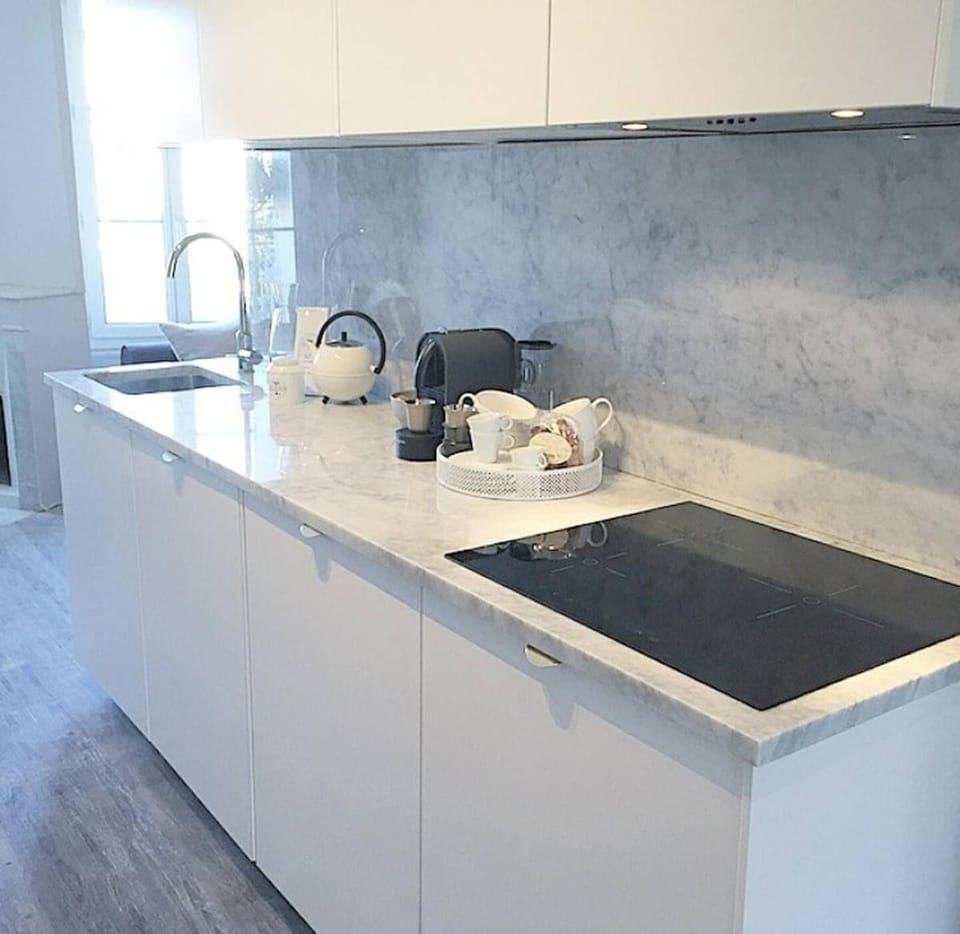 Coffee/tea facilities, Kitchen or kitchenette, stove