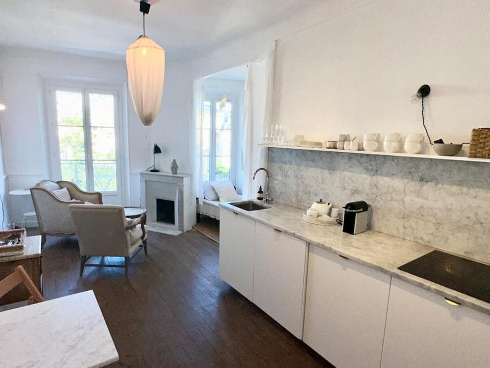 Coffee/tea facilities, Kitchen or kitchenette, Living room, Seating area, Dining area, stove, toaster