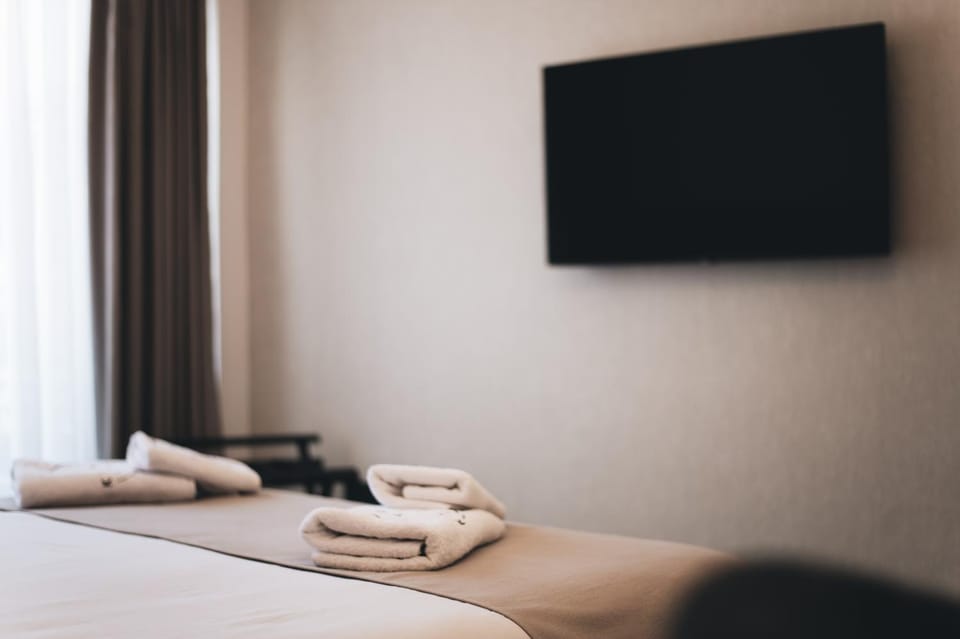 Bed, TV and multimedia, Bedroom, towels