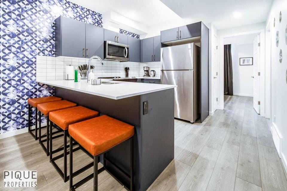 NEW-The Suite Life-2BD-King Bed-WEM & YEG Airport Apartment in Edmonton