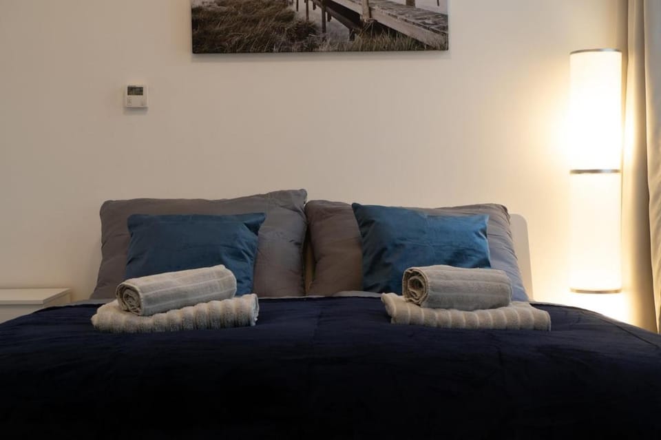 Bed, Bedroom, towels