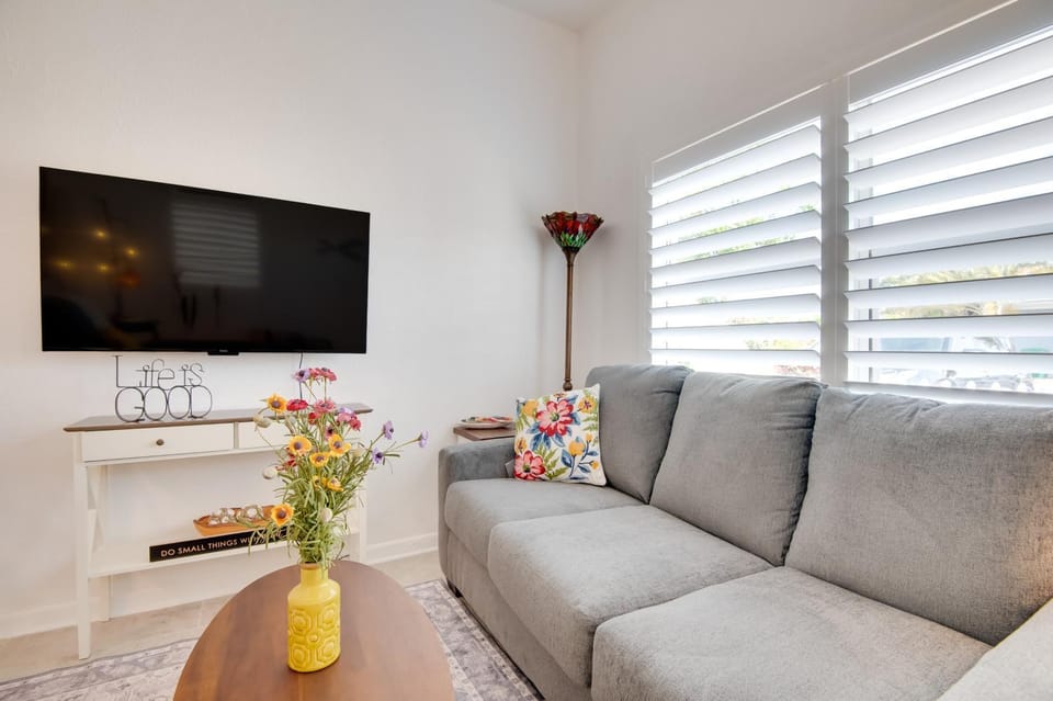 Walk to Beach: Dog-Friendly Gem in Cocoa Beach! Apartment in Cocoa Beach