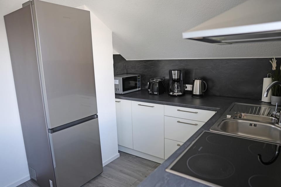 Coffee/tea facilities, Kitchen or kitchenette, dishwasher, oven, stove, toaster