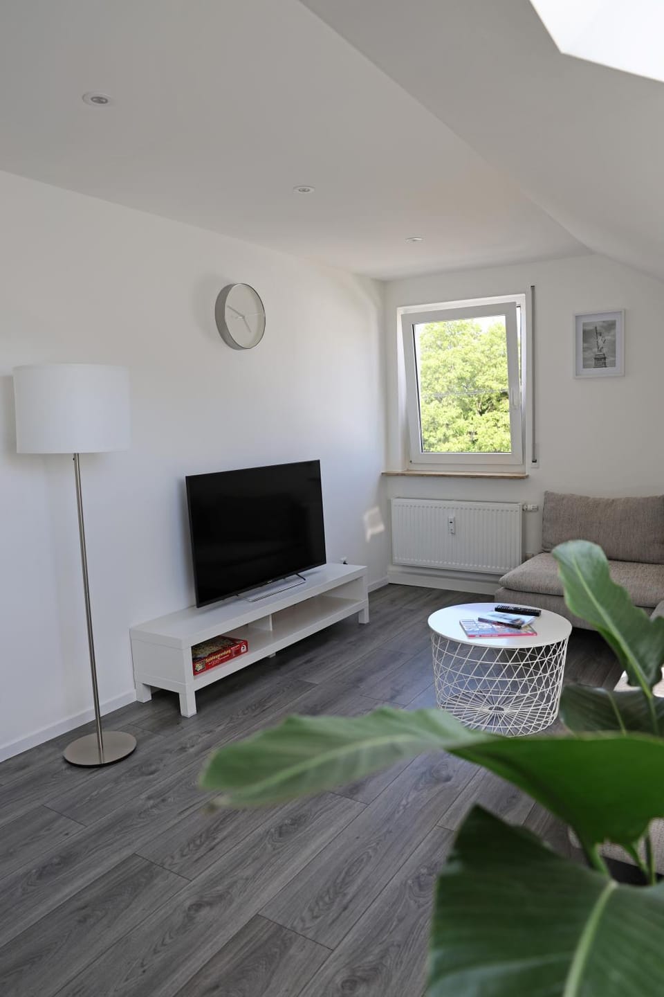 TV and multimedia, Living room, Seating area, Evening entertainment