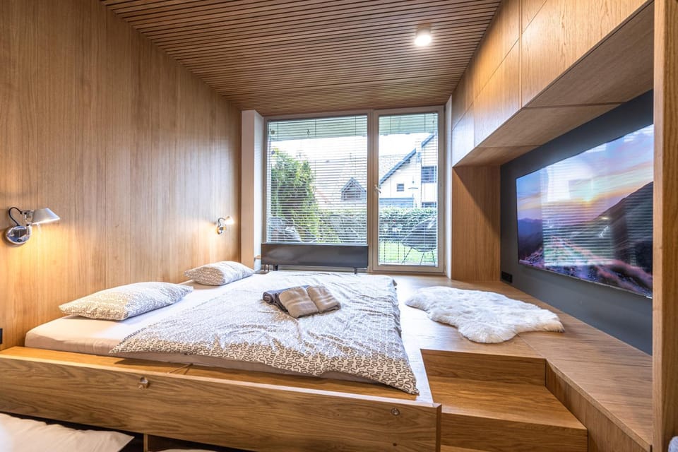 Bed, TV and multimedia, Photo of the whole room