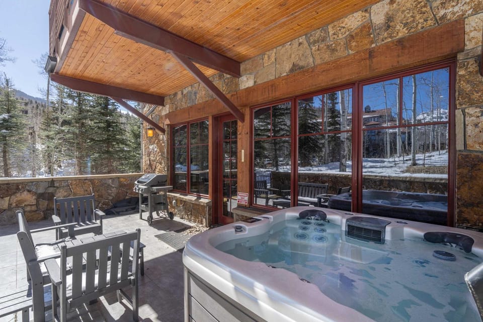 Ski-In Ski-Out 4BR w- Deck, Hot Tub, & Crib House in Telluride