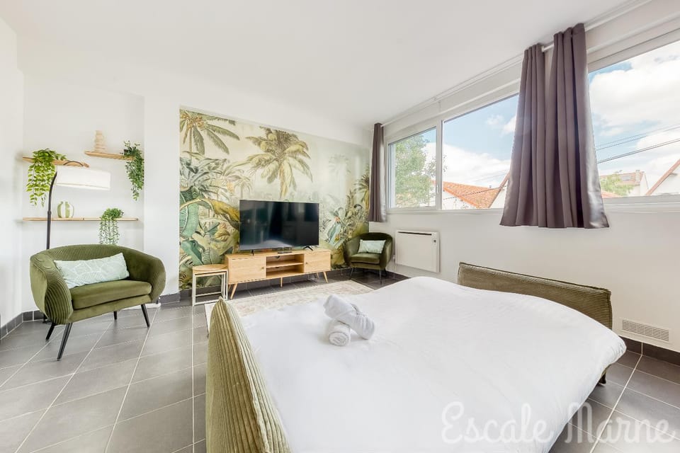 Communal lounge/ TV room, TV and multimedia, Living room, Seating area, towels