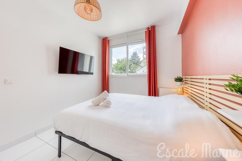 Bed, TV and multimedia, Photo of the whole room, Bedroom, towels