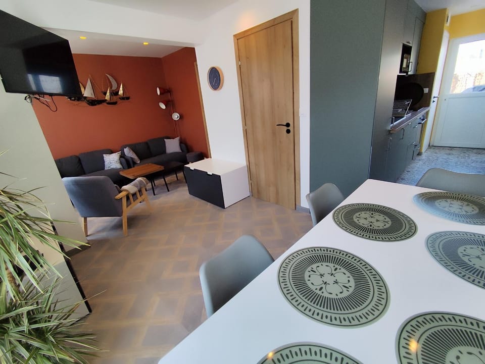 TV and multimedia, Living room, Photo of the whole room, Dining area