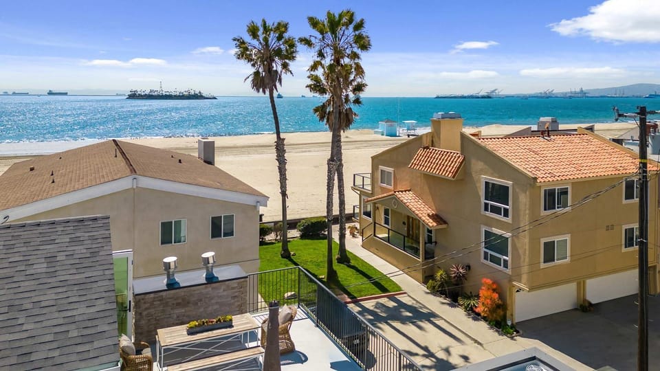 Beach Paradise - Stunning 3-Story in Long Beach House in Long Beach