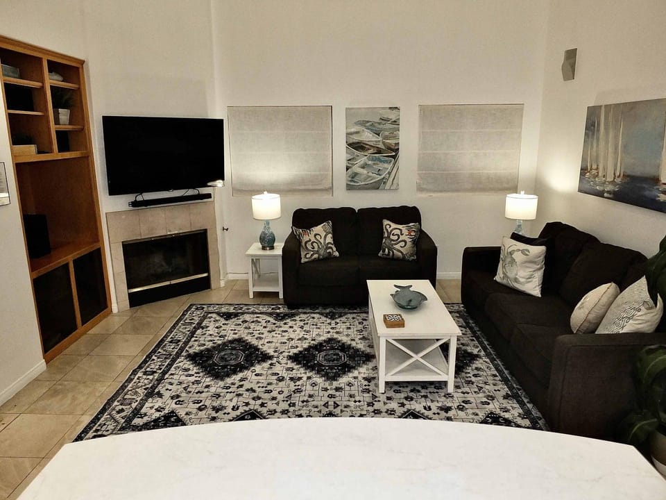 Beauty by the Beach - SoCal Fun House in Belmont Shore