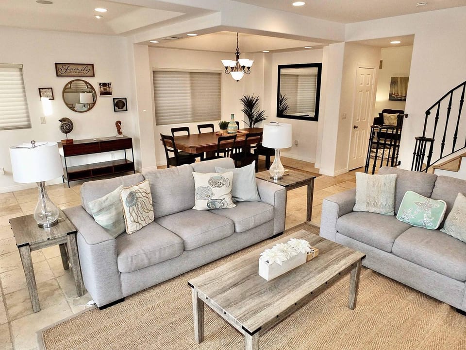 Beauty by the Beach - SoCal Fun House in Belmont Shore