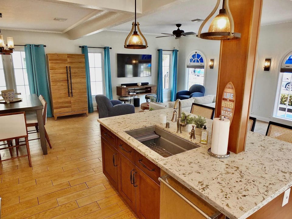 Belmont Shore Beach House - Incredible Oceanfront Views House in Belmont Shore