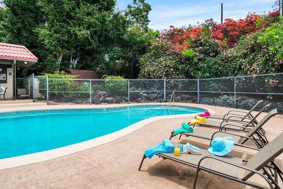 Kailani Kona-Ocean view, top floor Downtown w pool Apartment in Holualoa