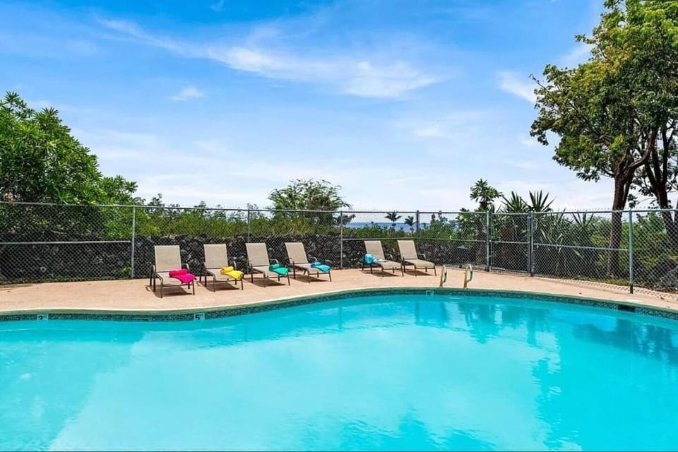 Kailani Kona-Ocean view, top floor Downtown w pool Apartment in Holualoa