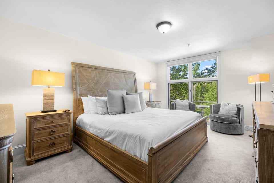 Ski In Ski Out Condo with Hot Tub and Mountain View House in Telluride