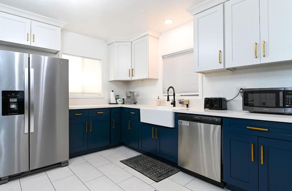 Immaculate 3BDR Bungalow - 5-Min Walk to Beach House in Long Beach