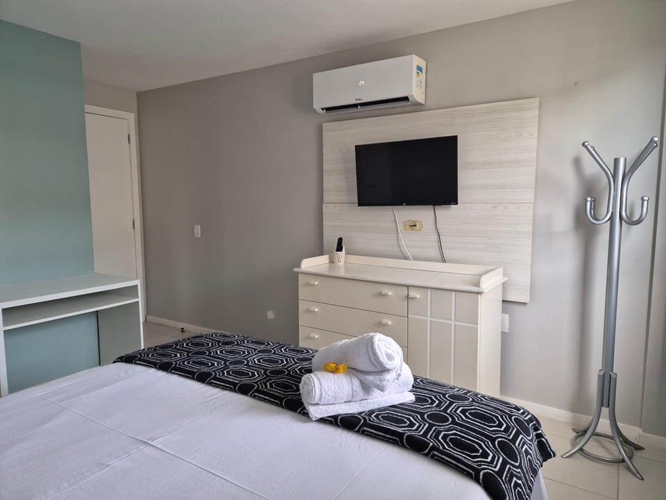 Bed, TV and multimedia, Photo of the whole room, Bedroom, towels, air conditioner