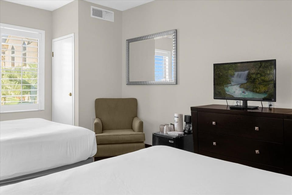 Stylish Queen Suite near Disney Sleeps at 4 Inn in Orlando